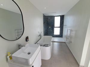 Ένα μπάνιο στο Seaview Luxury loft apartment