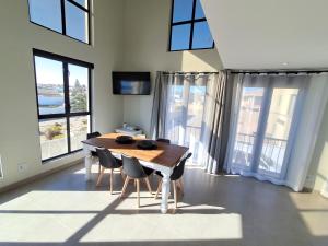 Μια τηλεόραση ή/και κέντρο ψυχαγωγίας στο Seaview Luxury loft apartment