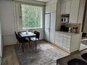 Kuchyň nebo kuchyňský kout v ubytování Kotimaailma Apartments Lohja - 2BR apartment