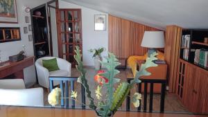 a living room with a table and a plant at Appartamento Napodano in Tortora