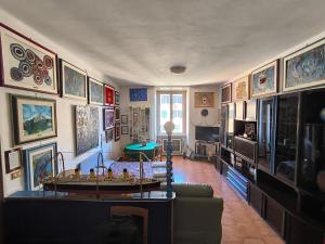 una sala de estar llena de muchas fotos en las paredes en Artist's House Colosseum, en Roma