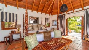 una sala de estar con un sofá y una mesa en Luxurious Oceanfront Villa in St Barths, en Quartier de Lorient