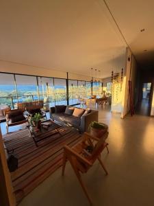 a living room with a couch and a table at Casa Capim Limão in Cavalcante