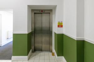 Imagine din galeria proprietății Stylish 3BR Cardiff Apt with Balcony and Parking! în Cardiff