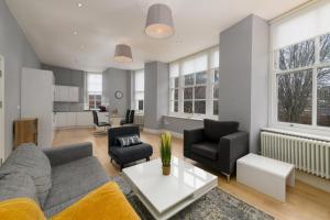 O zonă de relaxare la Stylish 3BR Cardiff Apt with Balcony and Parking!