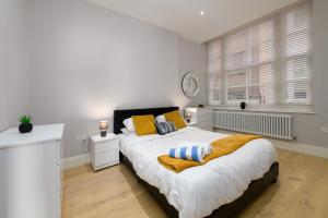 Un pat sau paturi într-o cameră la Stylish 3BR Cardiff Apt with Balcony and Parking!