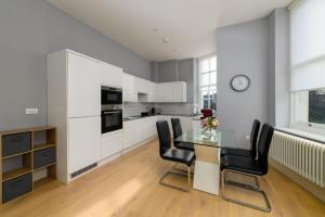 O bucătărie sau chicinetă la Stylish 3BR Cardiff Apt with Balcony and Parking!
