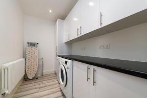 O bucătărie sau chicinetă la Stylish 3BR Cardiff Apt with Balcony and Parking! +22 fotografii