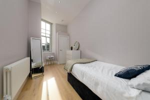 Un pat sau paturi într-o cameră la Stylish 3BR Cardiff Apt with Balcony and Parking!
