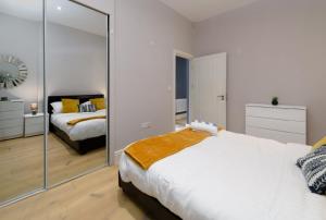 Un pat sau paturi într-o cameră la Stylish 3BR Cardiff Apt with Balcony and Parking!