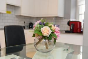 O bucătărie sau chicinetă la Stylish 3BR Cardiff Apt with Balcony and Parking!