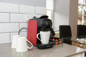 Facilități de preparat ceai și cafea la Stylish 3BR Cardiff Apt with Balcony and Parking!