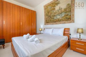 Postel nebo postele na pokoji v ubytování Authentic 3BR Island Stay with Gozo Soul by 360 Estates