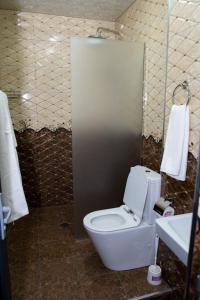 Koupelna v ubytování Max Hotel