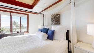Rúm í herbergi á ❤PiH❤ OCEAN BREEZE Panoramic Ocean View Mauna Kea Resort Optional Privileges