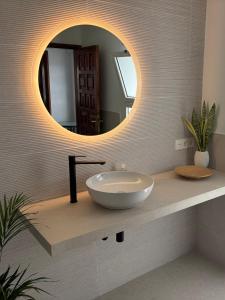 Un baño con un lavabo y un espejo. en Villa Beachfront Famara, en Famara