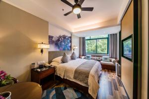 嘉善Luoxingge SSAW Boutiquel Hotel的带床和吊扇的卧室 更多35张照片