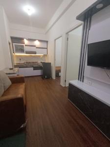 TV a/nebo společenská místnost v ubytování Green Valley Balikpapan By Skylane + 22 fotografií