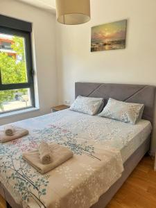 una camera da letto con un letto con due asciugamani sopra di Apartman Smokvica a Trebinje