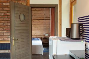 ein Zimmer mit einer Tür, die zu einem Schlafzimmer führt in der Unterkunft Piejūras apartamenti STEAMER-2a in Roja