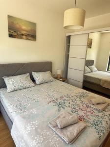 una camera da letto con un letto con due asciugamani sopra di Apartman Smokvica a Trebinje