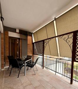 a patio with a table and chairs on a balcony at Twin Homes - Tamerò Estates in Poggio Mirteto