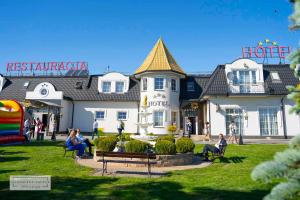 Góra Motyczna金巴利宾馆的一家酒店，人们坐在公园的长椅上