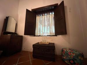 Khu vực ghế ngồi tại East Indies Mansion