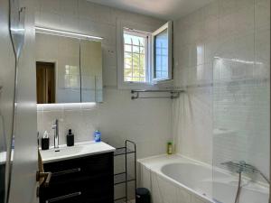 Kúpeľňa v ubytovaní VILLA avec piscine WIFI parking (Villeneuve Loubet) + 18 fotografií