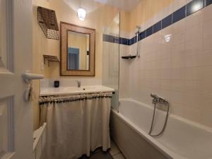 Koupelna v ubytování Appartement jardin, piscines, wi-fi, résidence face mer