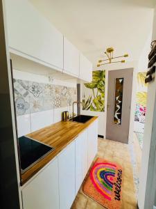 Kuchyň nebo kuchyňský kout v ubytování Vue Mer et à 20m de la plage Parking SEALECQUES