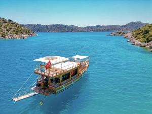 Güvercin AdasıYourTourKey Gulet's的一条大水体中的小船