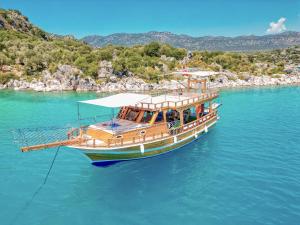 Güvercin AdasıYourTourKey Gulet's的湖上水中的船