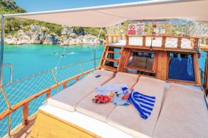 Güvercin AdasıYourTourKey Gulet's的船上的座位,享有水景