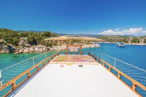 Güvercin AdasıYourTourKey Gulet's的从游轮甲板上欣赏美景