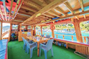 Güvercin AdasıYourTourKey Gulet's的船上配有桌子和椅子的用餐区