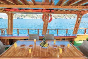Güvercin AdasıYourTourKey Gulet's的船上的桌子