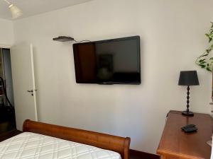 Televízia a/alebo spoločenská miestnosť v ubytovaní VILLA avec piscine WIFI parking (Villeneuve Loubet)