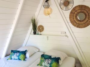 Domaine de Meilly - M&P Concept Tipis Vue mer 객실 침대