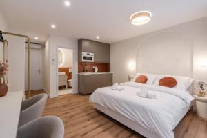 Postel nebo postele na pokoji v ubytování Asbóth Boutique Suites, Best Location by BQA + 31 fotografií