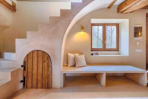 a room with a bench with a wooden door at Le Moulin de Rochopt in Boussy-Saint-Antoine