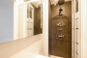a bathroom with a shower with a large mirror at Studio cosy proche Paris et du Bois de Vincennes in Charenton-le-Pont