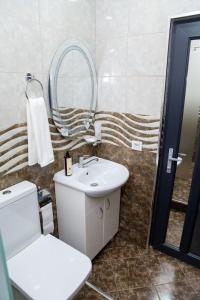 Koupelna v ubytování Max Hotel