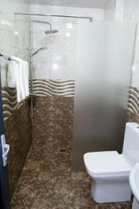 Koupelna v ubytování Max Hotel