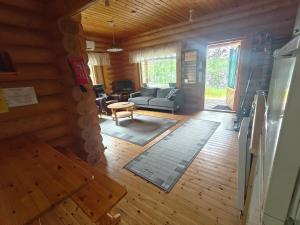 a living room with a couch and a table at Kalliorinteen Mökit Havupirtti in Töysä