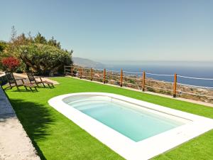 The swimming pool at or close to Sabina