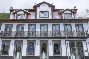 韦拉斯Edificio Luisa Premium的顶部有阳台的建筑