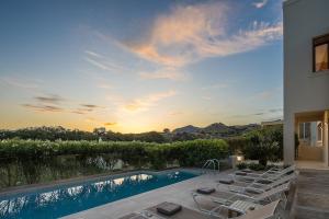 The swimming pool at or close to Villa Elesia