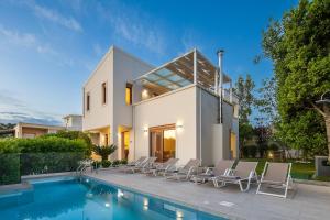 The swimming pool at or close to Villa Elesia