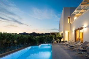 The swimming pool at or close to Villa Elesia